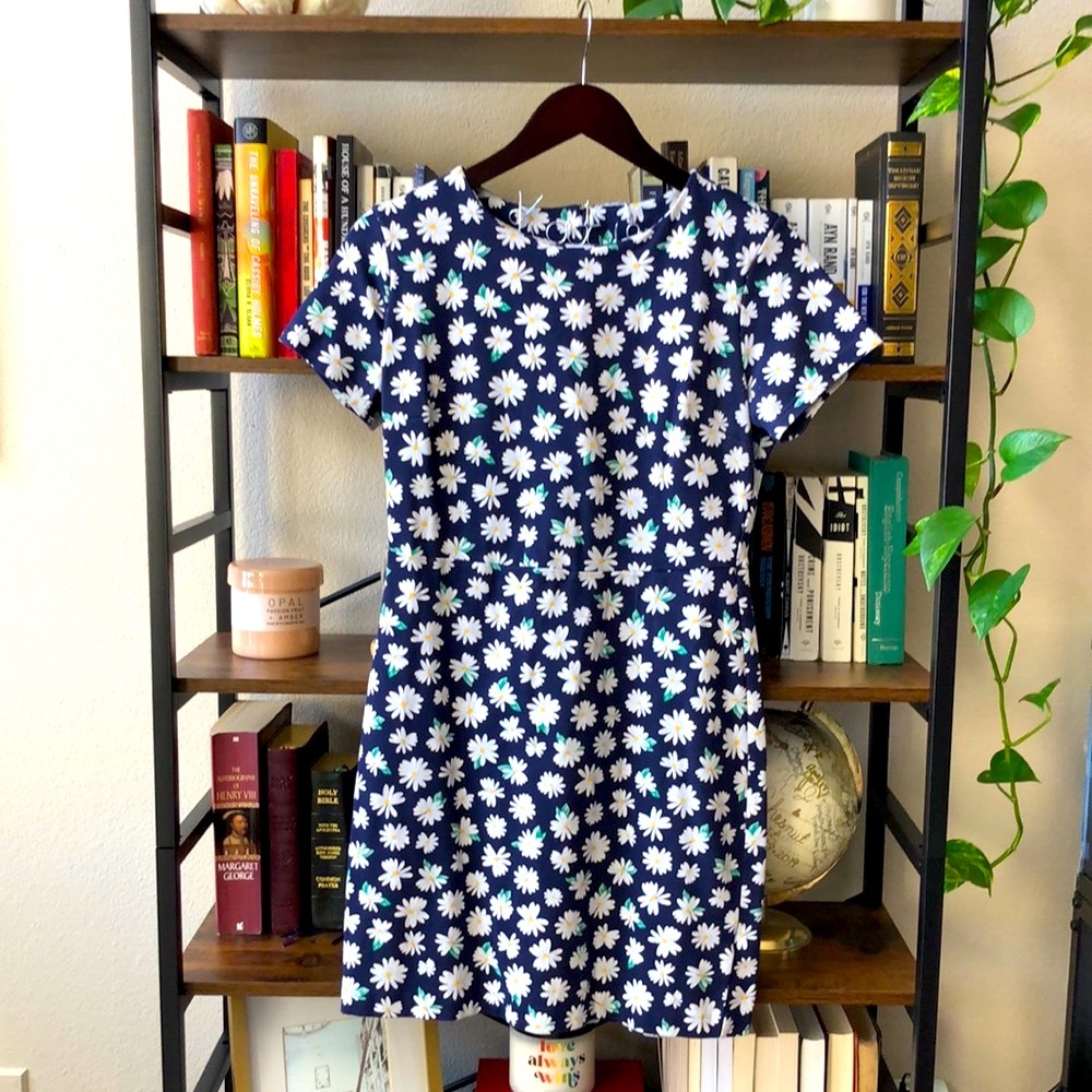 Delightful Daisy Print Dress. Medium.